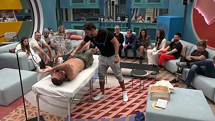 דיוויד עושה לדרור שעווה בבטן