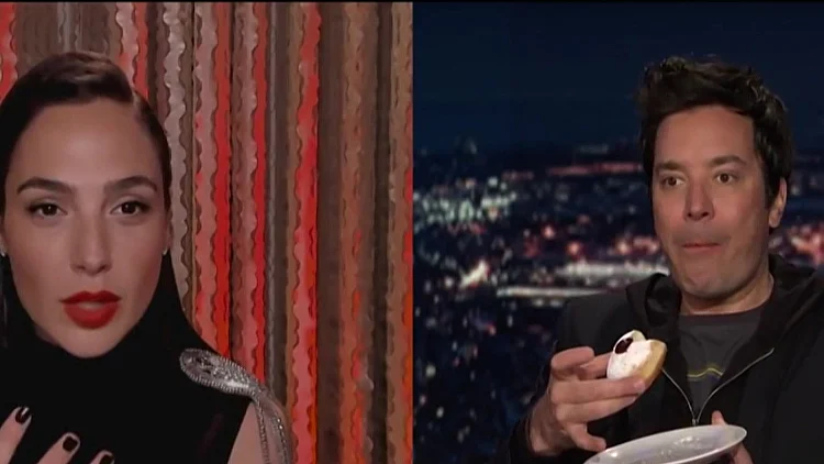 ברוח החג: גל גדות מציגה לצופים האמריקנים את הסופגנייה