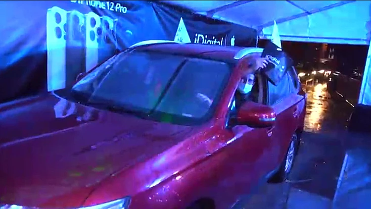 השקת דרייב אין: האייפון 12 הושק בישראל במתכונת קורונה