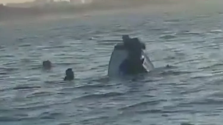 אותרו ע"י סיור שגרתי כשהם אוחזים בסירה שטבעה – וניצלו • צפו