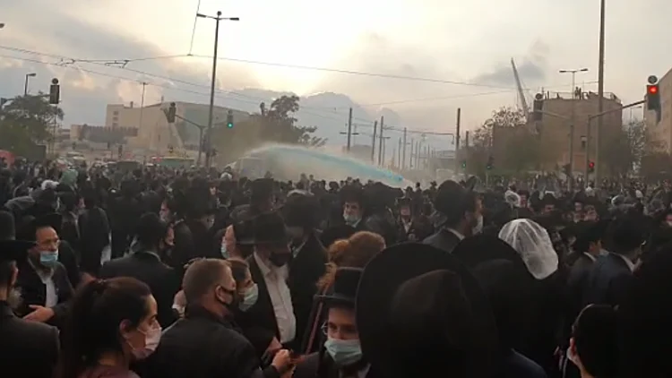 מאות חרדים הפגינו בירושלים נגד מעצר עריק; שיבושים ברכבת הקלה