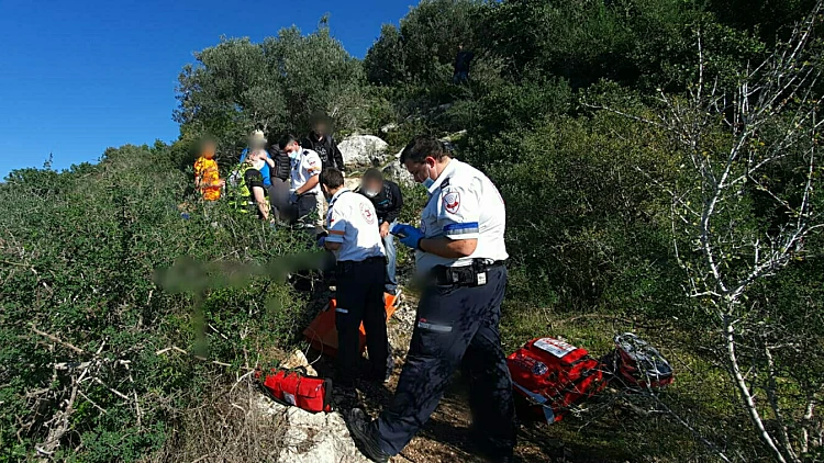 צוות מד"א מטפל ומפנה את האישה שנפגעה מחזיר בר