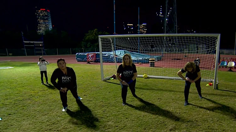 "גדולות ואלופות": הסבתות שמשחקות כדורגל בשביל לרדת במשקל