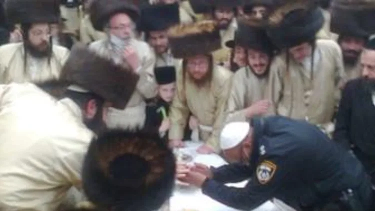 שוטרים אפשרו חתונה המונית בביתר עילית - והושעו מתפקידם