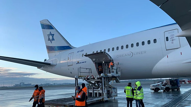 החיסונים בדרך: המשלוח הועמס על מטוס אל על בבריסל • תיעוד