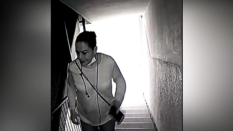 הנוכלת שעוקצת קשישים ונתפסת על חם במצלמות האבטחה