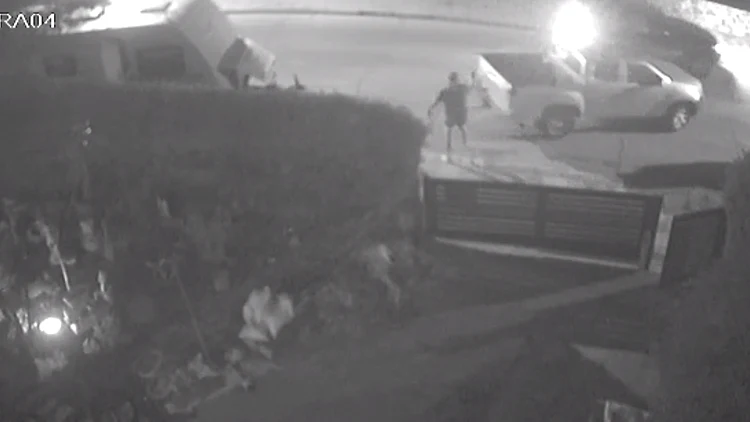 יוצא מהקראוון, מכוון - ויורה: תיעוד הירי בפורץ הרכב בערד