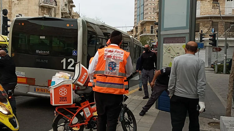 זירת האירוע בחיפה שבו בן 70 נפצע קשה לאחר שע"פ החשד נדחף למטרונית