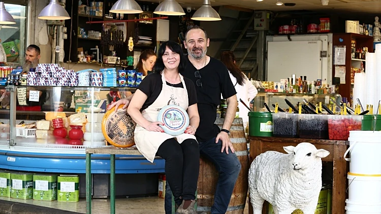 כבר למעלה מ 18 שנה שמעדניית "שביל החלב" בשוק בפתח תקווה, מהווה מקום עלייה לרגל מצד אלפי אנשים מכל רחבי ישראל | רשת 13