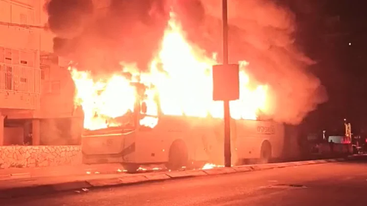 ליל מהומות בבני ברק: אוטובוס נרגם והוצת, תושבים פונו מבתיהם