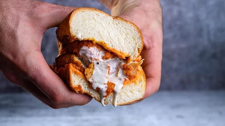 גם אתם מאוהבים בטרנד של שניצל בחלה? הכירו את "סבתוש" – כריכים בחלה! | רשת 13