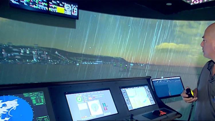 הסימולטור החדש בנמל חיפה שמדמה עגינת אוניות בים סוער