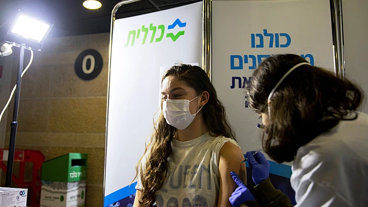 חיסון נגד קורונה לצעירה