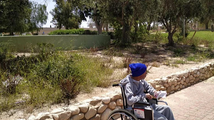 קשיש חולה קורונה "נזרק" ע"י אמבולנס ברחוב: "מצאנו אותו בוכה"