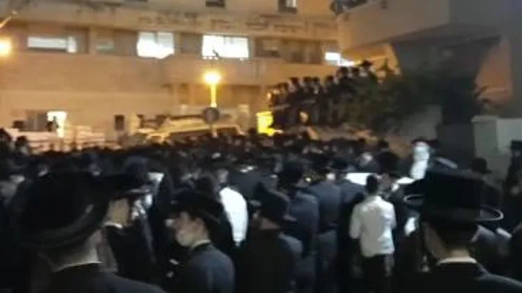 בניגוד להנחיות: אלפים בהלוויית רב בכיר בבני ברק • תיעוד