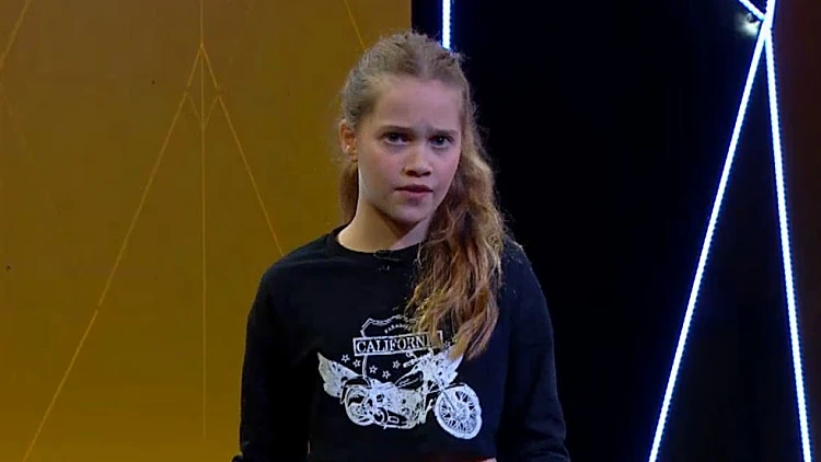 הילדה מיה מילר צוחקת על חורף