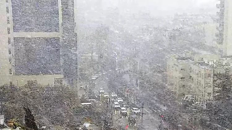 הסערה הגיעה לבירה: שלג יורד בירושלים; כביש 1 נחסם זמנית