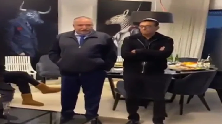 תיעוד: ליברמן השתתף באירוע קביעת מזוזה - והפר את ההנחיות