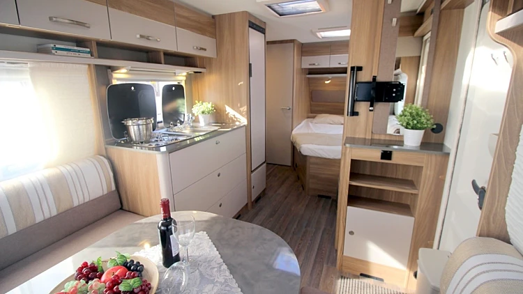 קום והתהלך בארץ, בתרמיל ובקרוואן | רשת 13