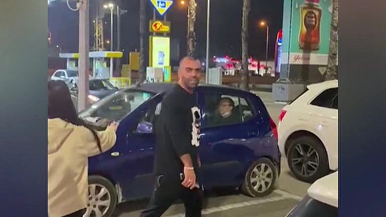 תיעוד: הכה את אשתו ההרה בתחנת דלק - ופצע את מי שניסה להתערב