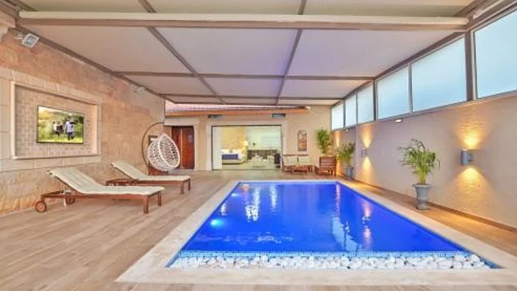 הגעגוע לנופש: ביקור בסוויטת היוקרה סגול במושב עין יעקב | רשת 13