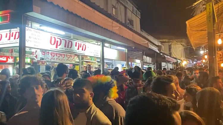 המשטרה הזהירה מארגני מסיבות, ברחוב החרדי משדרים עסקים כרגיל