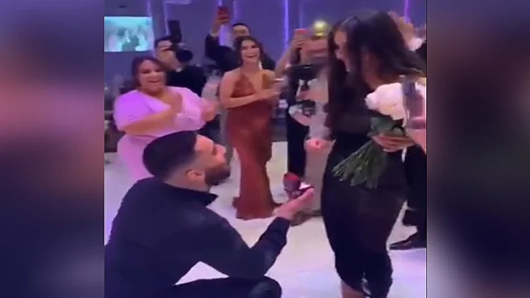 אורח בחתונה גנב את ההצגה מהזוג המאושר והציע נישואין לחברתו