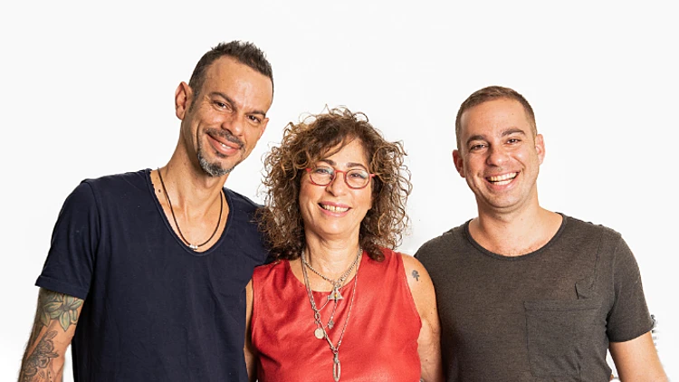 משפחה שהיא נכס: במשרד התיווך של רז נדל"ן בהרצליה תרגישו בבית | רשת 13