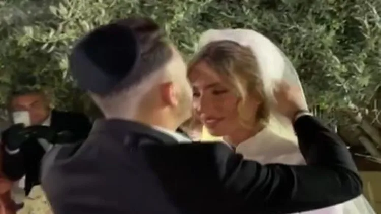 הזוגות שחתונתם נדחתה בגלל הקורונה מסתערים על האולמות שנפתחים