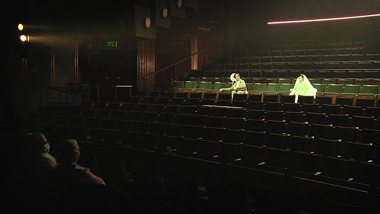 בתיאטרון גשר עשו חזרה גנרלית - מול זוג מנויים ותיקים בלבד