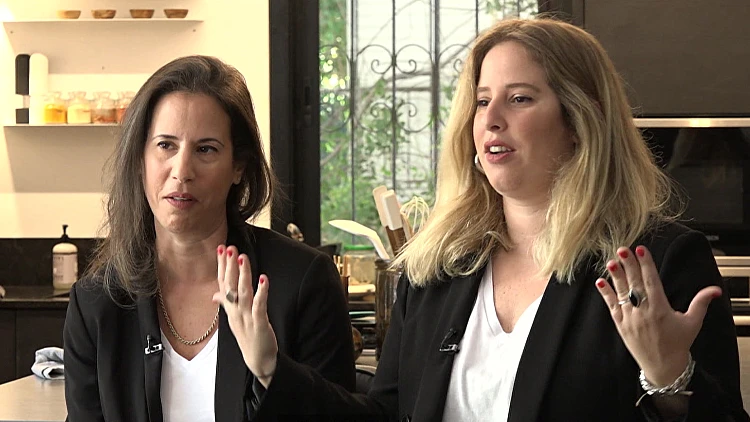 אחד מושחת, השני בריא: האחיות ראש בראש עם בלוגי האוכל שלהן