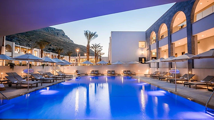 חצר מלון מגדלה