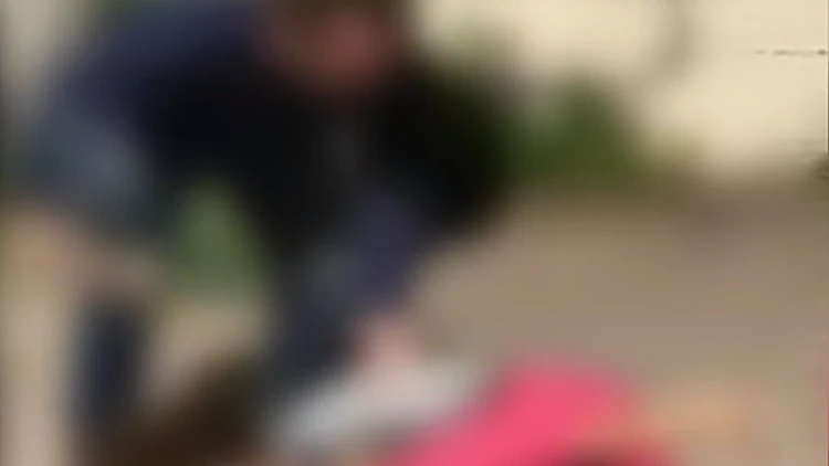 ללא רחמים: בעל מכולת הכה בת 14 כי חשד שגנבה סוכריות • תיעוד