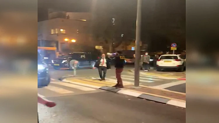 תושב הוד השרון שהפגין נגד ראש הממשלה ונלקח לחקירה - משחזר
