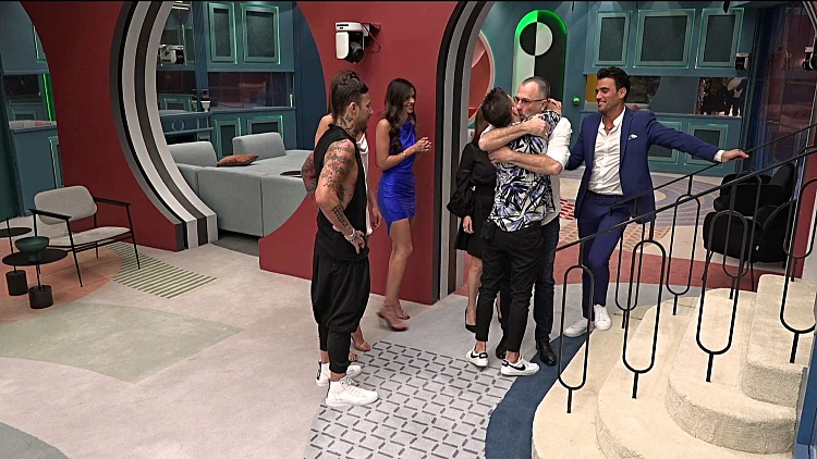 רמי נפרד מהדיירים