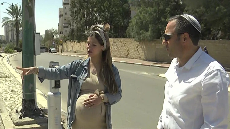 אימה בב"ש: תושב הפזורה איים באקדח על אישה בחודש ה-9 להיריונה
