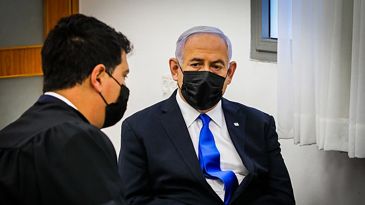 בנימין נתניהו יושב באולם בית המשפט המחוזי בירושלים