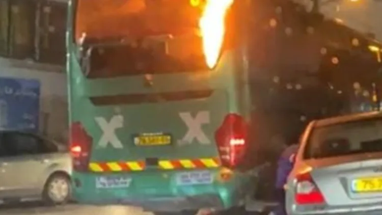 הצתת האוטובוס בעיסאוויה: שלושה בני אדם נעצרו בחשד למעורבות