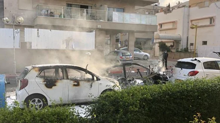 גבר נהרג בפיצוץ רכב בחולון; צעיר נורה למוות באשקלון