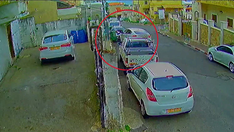 לאור יום: אדם נדרס ואז הוכה באכזריות באמצע הרחוב