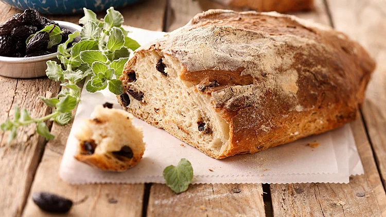 מתכון ללחם יוגורט עם זיתים של ארז קומרובסקי | רשת 13