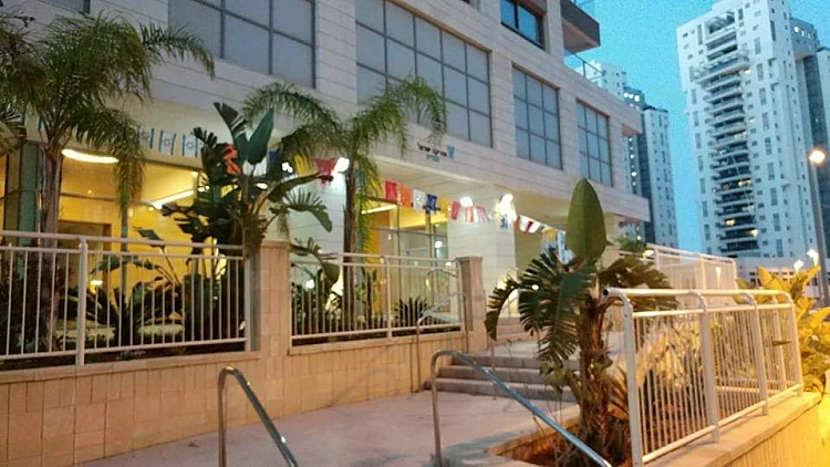 הבניינים של אחזקה במושבה בע"מ בתחרות תמידית מול הבניינים של השכן״ | רשת 13