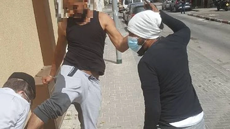 ראש ישיבה הותקף ביפו: "נתנו בעיטות ומכות"; שני חשודים נעצרו