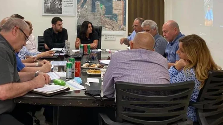 מפרה שוב את ההנחיות: רגב קיימה דיון בחדר סגור - בלי מסכות