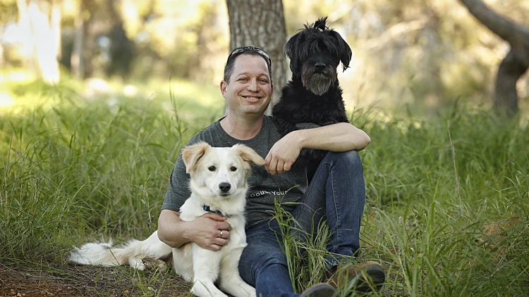 עומר טאוב מכשכשים עם כלבים עם כלבים