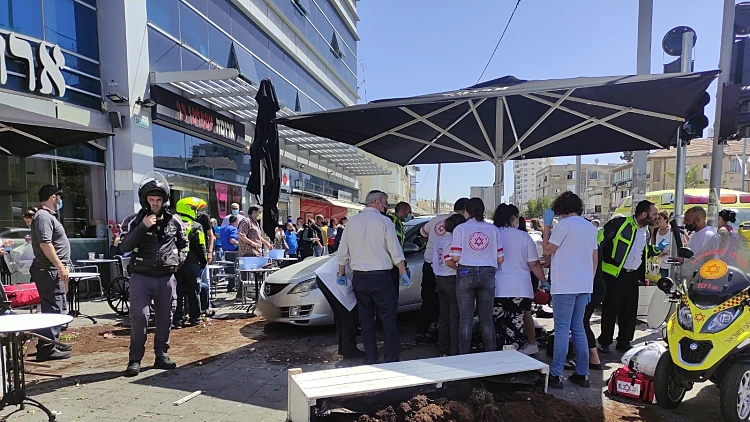 רכב התנגש במסעדה בבת ים - אישה כבת 60 נפצעה קשה מאוד • תיעוד