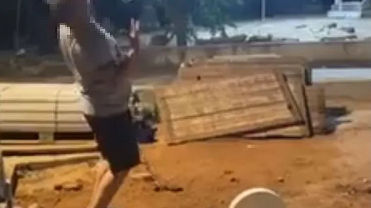 "איפה את?": בנה האוטיסט של הנרצחת - בוכה ליד קברה • תיעוד