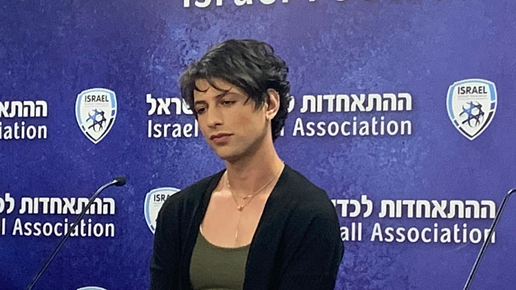 שופטת הכדורגל הטרנסג'נדרית הראשונה: "כאן כדי לשנות"