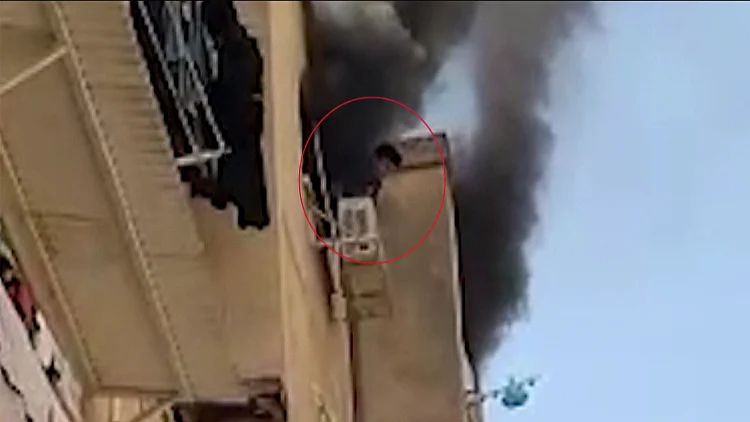 חילוץ הילד מהדירה הבוערת בראשל"צ: התיעוד הדרמטי ממצלמת השוטר