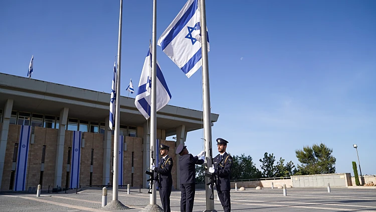 דגלים בחצי התורן: יום אבל לאומי אחרי לילה של הלוויות